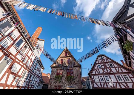 Liens accrochés sur une laisse d'une action pour la paix par Soroptimist International, si, jamais plus de guerre, vieille ville, Lauterbach, Vogelsberg, Hesse, Allemagne Banque D'Images