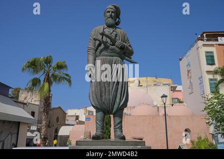 Combattant de la liberté de la statue Anaagnostis Mantakas, place de la Mitropolis, quartier d'Evraiki, vieille ville, la Canée, Crète, Grèce Banque D'Images