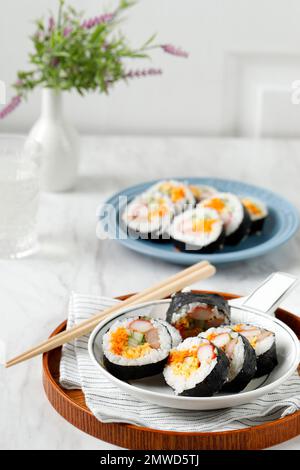 Riz Coréen en rouleau de gimbap ou Kimbap avec œufs, carottes, saucisses et Nori. Cuisine populaire de rue Banque D'Images