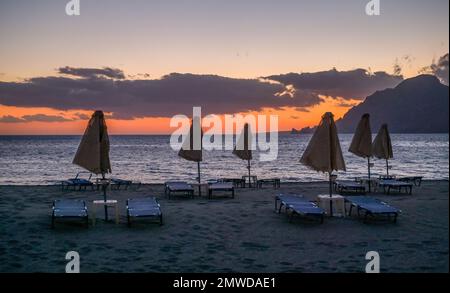 Coucher de soleil, plage de sable, Plakias, côte sud, Crète, Grèce Banque D'Images