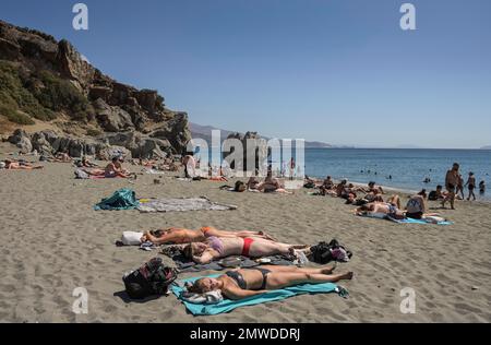 Plage de sable, bains de soleil, vacanciers, touristes, Preveli, Crète, Grèce Banque D'Images