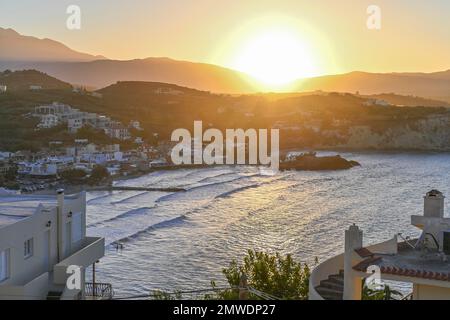 Plage, Baie d'Almyrida, Côte Nord, Crète, Grèce Banque D'Images