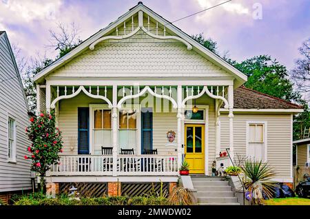 Un chalet victorien est photographié sur Augusta Street, le 30 janvier 2023, à Mobile, Alabama. La maison a été construite en 1892. Banque D'Images