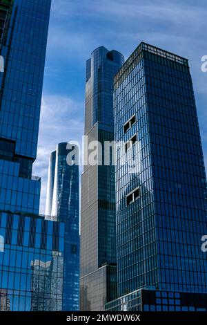 New York, NY - Etats-Unis - 28 janv. 2023 vue verticale du quartier de Manhattan à l'ouest revitalisé. Avec les gratte-ciels modernes à usage mixte HUD 35 Banque D'Images