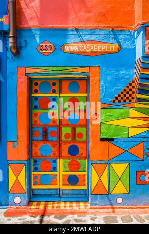 Casa by Bepi SUA est la maison la plus colorée de l'île, île de Burano avec ses maisons de pêcheurs colorées dans la lagune de Venise, Vénétie Banque D'Images