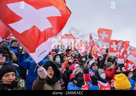 Fans suisses avec drapeaux, Adelboden, Suisse Banque D'Images