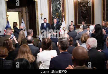 Washington, États-Unis d'Amérique. 31 janvier 2023. Le vice-président américain Kamala Harris, à gauche, applaudit l'ancien astronaute de la NASA Douglas Hurley, à droite, et Robert Behnken, à gauche, après leur avoir décerné la Médaille d'honneur de l'espace du Congrès lors d'une cérémonie dans la salle des traités indiens de l'immeuble Eisenhower de la Maison Blanche, à 31 janvier 2023, à Washington, DC Hurley et Behnken ont reçu la médaille pour bravoure à la mission de démonstration SpaceX-2 de la NASA à la Station spatiale internationale. Credit: Joel Kowsky/NASA/Alamy Live News Banque D'Images