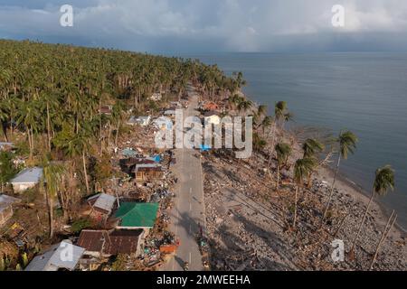 Vue panoramique sur les maisons de campagne par une route entourée d'arbres tropicaux Banque D'Images