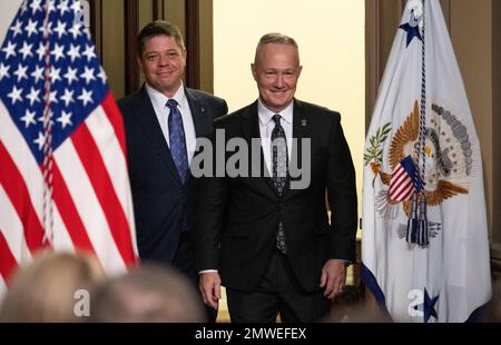 Washington, États-Unis d'Amérique. 31st janvier 2023. Washington, États-Unis d'Amérique. 31 janvier 2023. Les anciens astronautes de la NASA Robert Behnken, à gauche, et Douglas Hurley arrivent pour la cérémonie de la Médaille d'honneur de l'espace du Congrès dans la salle des traités indiens de l'immeuble Eisenhower de la Maison Blanche, à 31 janvier 2023, à Washington, DC Hurley et Behnken ont reçu la médaille pour bravoure à la mission de démonstration SpaceX-2 de la NASA à la Station spatiale internationale. Credit: Joel Kowsky/NASA/Alamy Live News Banque D'Images