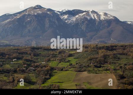 Panorama de la montagne Majella dans les Abruzzes Italie. Chaîne de montagnes des Apennines italiennes. Banque D'Images