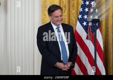 Washington, Vereinigte Staaten. 01st févr. 2023. Le chef de cabinet sortant Ron Klain reçoit des applaudissements lors d'un événement de transition du chef de cabinet à la Maison Blanche à Washington, DC sur 1 février 2023. Credit: Chris Kleponis/CNP/dpa/Alay Live News Banque D'Images