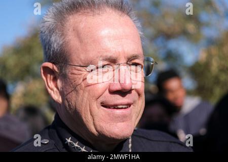 Los Angeles, États-Unis. 01st févr. 2023. Michael Moore, chef de la police de Los Angeles, parle lors de la troisième tournée annuelle Good trouble Walk à Los Angeles. Le département de police de Los Angeles, la police scolaire de Los Angeles, la patrouille routière de Californie, les responsables de la police de l'aéroport de Los Angeles, des étudiants de diverses écoles secondaires ainsi que des enseignants et des parents ont participé à la troisième conférence de presse annuelle du Good trouble Walk & Cultural Sensitivity Summit au Sixth Street Bridge. Crédit : SOPA Images Limited/Alamy Live News Banque D'Images