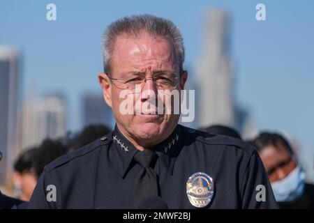 Los Angeles, États-Unis. 01st févr. 2023. Michael Moore, chef de la police de Los Angeles, parle lors de la troisième tournée annuelle Good trouble Walk à Los Angeles. Le département de police de Los Angeles, la police scolaire de Los Angeles, la patrouille routière de Californie, les responsables de la police de l'aéroport de Los Angeles, des étudiants de diverses écoles secondaires ainsi que des enseignants et des parents ont participé à la troisième conférence de presse annuelle du Good trouble Walk & Cultural Sensitivity Summit au Sixth Street Bridge. Crédit : SOPA Images Limited/Alamy Live News Banque D'Images