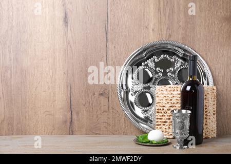 Articles de Pesach symbolique (Pâque Seder) sur table en bois, espace pour le texte Banque D'Images