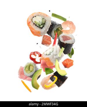 Différents petits pains à sushis et ingrédients sur fond blanc Banque D'Images