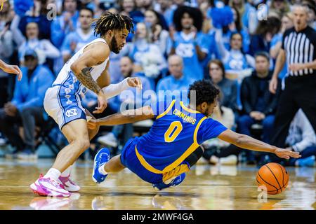 1 février 2023: Pittsburgh Panthers garde Nelly Cummings (0) tombe après la balle lâche que la Caroline du Nord Tar talons garde R.J. Davis (4) se prépare à y aller pendant la première moitié du match de basketball de l'ACC au Dean Smith Centre de Chapel Hill, en Caroline du Nord. (Scott Kinser/CSM) Banque D'Images