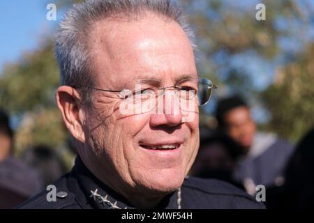 Los Angeles, États-Unis. 01st févr. 2023. Michael Moore, chef de la police de Los Angeles, parle lors de la troisième tournée annuelle Good trouble Walk à Los Angeles. Le département de police de Los Angeles, la police scolaire de Los Angeles, la patrouille routière de Californie, les responsables de la police de l'aéroport de Los Angeles, des étudiants de diverses écoles secondaires ainsi que des enseignants et des parents ont participé à la troisième conférence de presse annuelle du Good trouble Walk & Cultural Sensitivity Summit au Sixth Street Bridge. (Photo de Ringo Chiu/SOPA Images/Sipa USA) crédit: SIPA USA/Alay Live News Banque D'Images