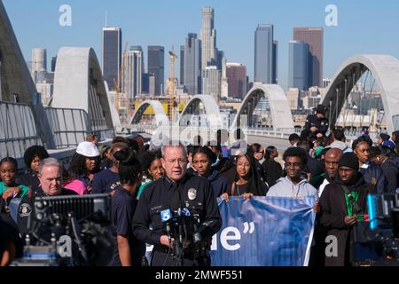 Los Angeles, États-Unis. 01st févr. 2023. Michael Moore, chef de la police de Los Angeles, parle lors de la troisième tournée annuelle Good trouble Walk à Los Angeles. Le département de police de Los Angeles, la police scolaire de Los Angeles, la patrouille routière de Californie, les responsables de la police de l'aéroport de Los Angeles, des étudiants de diverses écoles secondaires ainsi que des enseignants et des parents ont participé à la troisième conférence de presse annuelle du Good trouble Walk & Cultural Sensitivity Summit au Sixth Street Bridge. (Photo de Ringo Chiu/SOPA Images/Sipa USA) crédit: SIPA USA/Alay Live News Banque D'Images