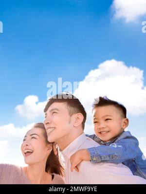 Bonne famille asiatique debout et regardant vers l'avenir Banque D'Images