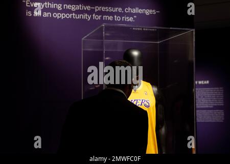 New York, New York, États-Unis. 1st févr. 2023. Un homme vu en avant-première pour le maillot Kobe Bryant le plus précieux des ventes de Sotheby ''˜Zenith' avec des souvenirs inclus liés à la saison NBA 2007-2008 de Lakers. En outre, il y a plus d'articles portés par Kobe Bryant qui sont offerts dans des lots séparés. (Credit image: © Lev Radin/Pacific Press via ZUMA Press Wire) USAGE ÉDITORIAL SEULEMENT! Non destiné À un usage commercial ! Banque D'Images