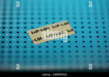 Papiers lsd blancs auto-faits médicaments colorés macro fond et fonds d'écran dans super fine haute qualité psychédélique hippie indigo trances imprimés Banque D'Images