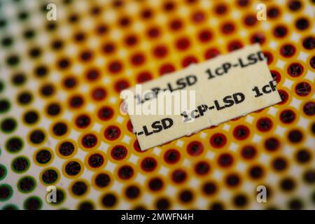 Papiers lsd blancs auto-faits médicaments colorés macro fond et fonds d'écran dans super fine haute qualité psychédélique hippie indigo trances imprimés Banque D'Images