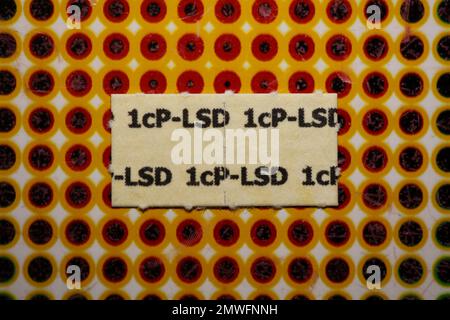 Papiers lsd blancs auto-faits médicaments colorés macro fond et fonds d'écran dans super fine haute qualité psychédélique hippie indigo trances imprimés Banque D'Images