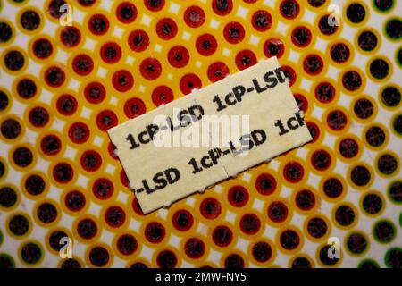 Papiers lsd blancs auto-faits médicaments colorés macro fond et fonds d'écran dans super fine haute qualité psychédélique hippie indigo trances imprimés Banque D'Images