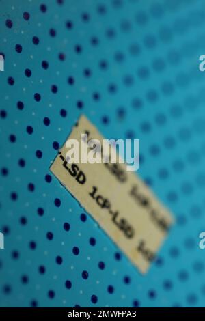 Papiers lsd blancs auto-faits médicaments colorés macro fond et fonds d'écran dans super fine haute qualité psychédélique hippie indigo trances imprimés Banque D'Images