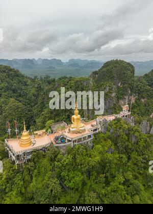 Vue aérienne de Wat Tham Suea le temple de la grotte du tigre sur une colline à Krabi, en Thaïlande Banque D'Images