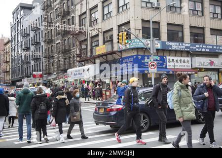 Des passages en croix surpeuplés à Canal Street et Mulberry Street le premier jour du nouvel an lunaire, l'année du lapin à Chinatown, New York City. 2023 Banque D'Images