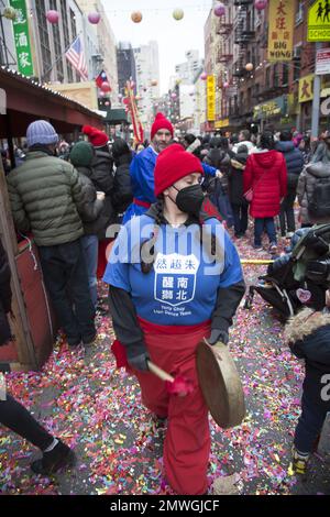 Des milliers de personnes chinoises et autrement se rassemblent dans Chinatown à Manhattan pour célébrer et apporter l'année du lapin le premier jour du nouvel an lunaire 2023. Banque D'Images