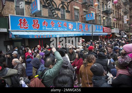 Des milliers de personnes chinoises et autrement se rassemblent dans Chinatown à Manhattan pour célébrer et apporter l'année du lapin le premier jour du nouvel an lunaire 2023. Banque D'Images