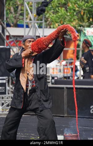 Indonésien faites des rituels avant de jouer la danse Jaranan (kuda tumping, kuda kepang) dansant pour célébrer le bulan bung karno Banque D'Images