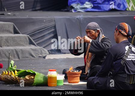 Indonésien faites des rituels avant de jouer la danse Jaranan (kuda tumping, kuda kepang) dansant pour célébrer le bulan bung karno Banque D'Images