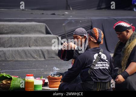 Indonésien faites des rituels avant de jouer la danse Jaranan (kuda tumping, kuda kepang) dansant pour célébrer le bulan bung karno Banque D'Images