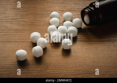 Boules de naphthalène sur fond en bois. Banque D'Images