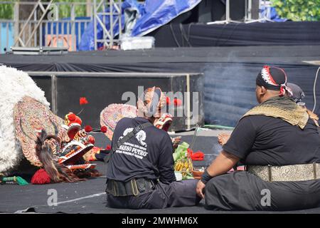 Indonésien faites des rituels avant de jouer la danse Jaranan (kuda tumping, kuda kepang) dansant pour célébrer le bulan bung karno Banque D'Images