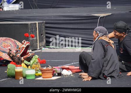 Indonésien faites des rituels avant de jouer la danse Jaranan (kuda tumping, kuda kepang) dansant pour célébrer le bulan bung karno Banque D'Images