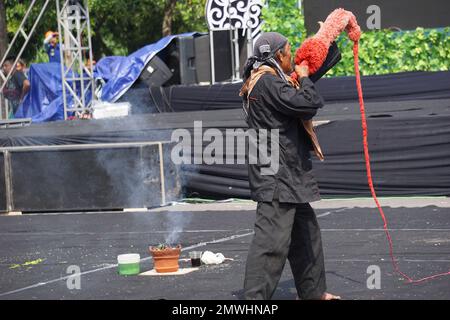 Indonésien faites des rituels avant de jouer la danse Jaranan (kuda tumping, kuda kepang) dansant pour célébrer le bulan bung karno Banque D'Images