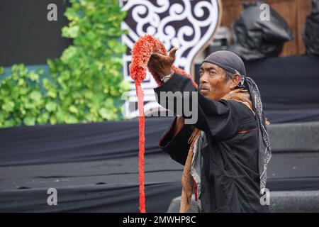 Indonésien faites des rituels avant de jouer la danse Jaranan (kuda tumping, kuda kepang) dansant pour célébrer le bulan bung karno Banque D'Images