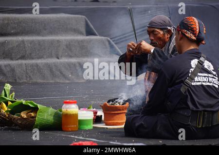 Indonésien faites des rituels avant de jouer la danse Jaranan (kuda tumping, kuda kepang) dansant pour célébrer le bulan bung karno Banque D'Images