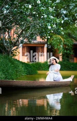 Ho Chi Minh ville, Viet Nam: AO Dai est une robe traditionnelle du vietnam, belle femme vietnamienne en robe blanche Ao Dai dans le parc Banque D'Images