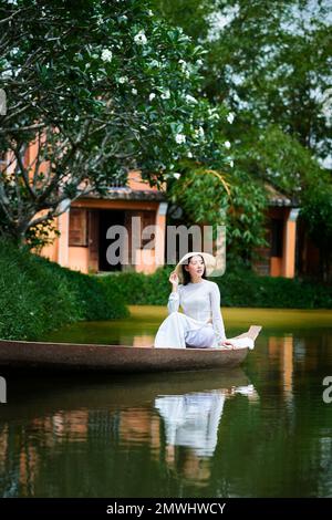 Ho Chi Minh ville, Viet Nam: AO Dai est une robe traditionnelle du vietnam, belle femme vietnamienne en robe blanche Ao Dai dans le parc Banque D'Images
