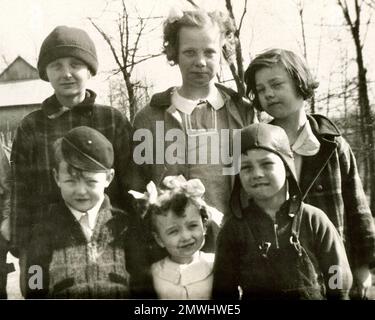 1930s enfants, 1940s enfants, enfants de quartier, enfants jouant à l'extérieur, mode Banque D'Images