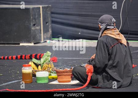 Indonésien faites des rituels avant de jouer la danse Jaranan (kuda tumping, kuda kepang) dansant pour célébrer le bulan bung karno Banque D'Images