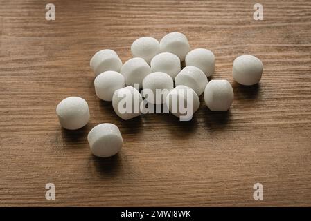 Boules de naphthalène sur fond en bois. Banque D'Images