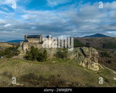 Vue aérienne de Boldogko partiellement restauré, château gothique médiéval dans le comté de Borsod Hongrie avec tour à porte ronde, donjon ciel bleu ciel nuageux fond Banque D'Images