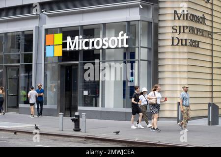 Le logo Microsoft est visible dans son bureau de Eleven Times Square à Midtown Manhattan, New York, le mardi, 5 juillet 2022. Banque D'Images