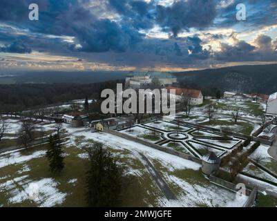 Vue aérienne du château de Cerveny Kamen (Vorosko, Pierre Rouge) ancien bastion d'une famille noble avec quatre bastions ronds pour plates-formes de canons Banque D'Images